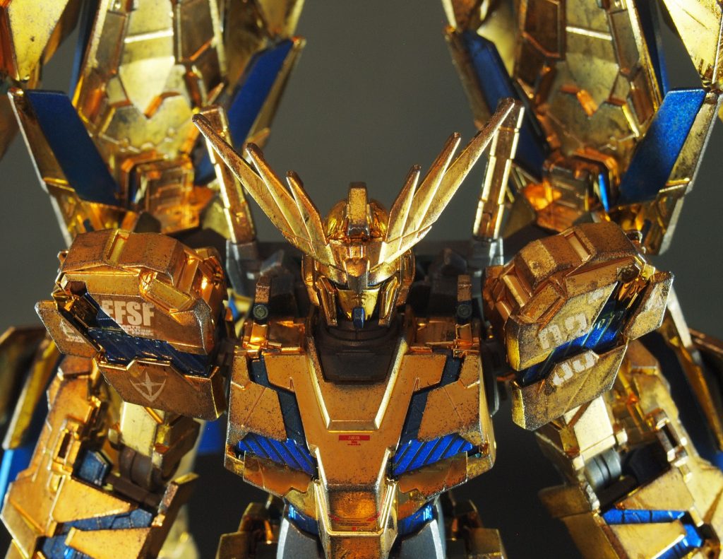 アップにするとウェザリングしすぎのように見えますが、実物はそこまでやりすぎ感もなく、ちょうどいい感じに見えます。金メッキはデカール貼っても、ウェザっても失敗し辛いと感じました。あと、サイコフレームのメタリック塗装はありだなと思いました。