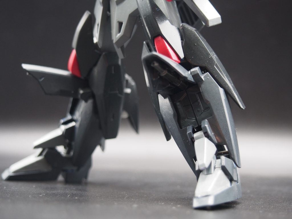 ビームライフルは脚部にも搭載こちらはガンダムテルティウムと同様の装備
