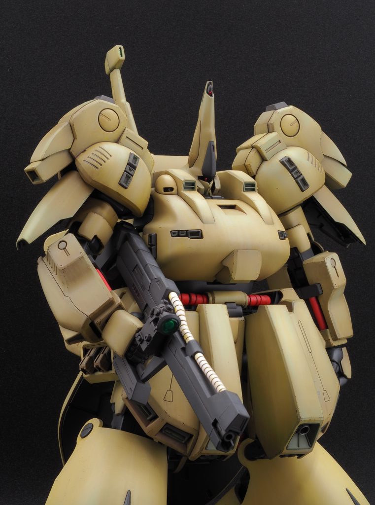 ディテール追加やデカールに頼ることなく、塗装表現だけで情報量を加えてあげました。カラーモジュレ―ションをベースに、フィルタリング、ドッティング、チッピング等を組み合わせました。モビルスーツはAFVと比較すると表面積がえげつないのでかなりの作業量でした…（ティターンズマークだけはどうしても入れたかったので、フロントとリアスカートに1枚ずつ貼付しました。）