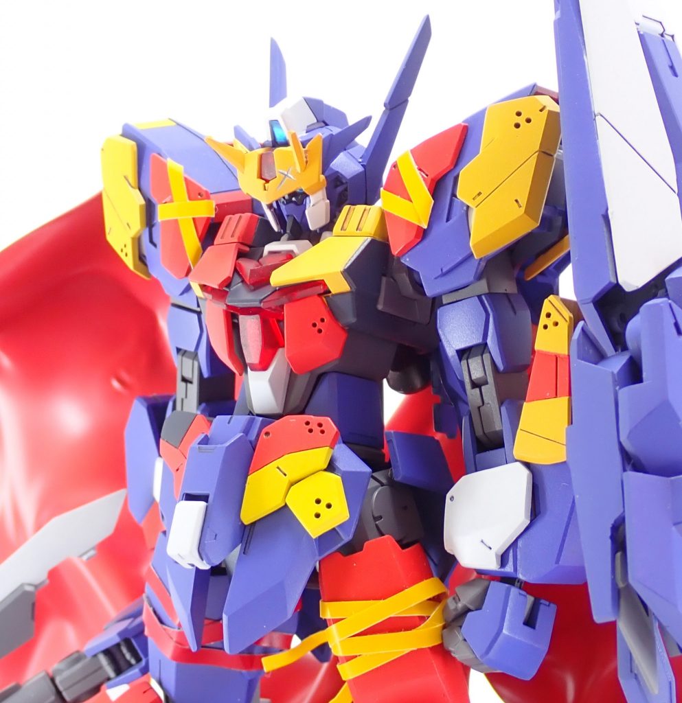 その他、首フレームは0.5mm延長、左腿はコアガンダムのものを加工して使用しています。握り拳はバンシィのものを加工して取り付け。