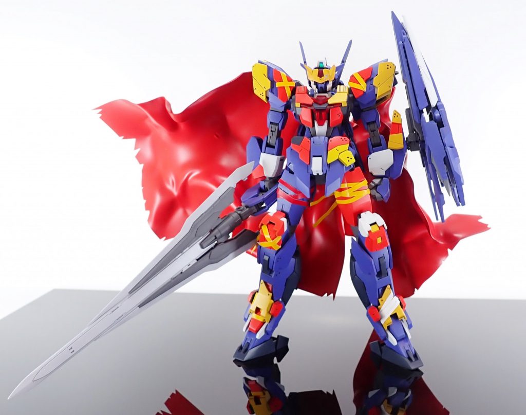 T-LINKセイバーはRGクアンタのソード及びビットの組み合わせ、ストライクシールドはRGバンシィのアームドアーマーDEとコアガンダムのシールドの組み合わせで製作。各部のパッチ・アーマーはRGバンシィの装甲を切り貼りしています。頭部の耳に当たる部分はアースリィのライフル先端の板状パーツを加工しています。フェイスガードはサターンアーマーのものを加工してアッシュのテイストをプラスしました。背部のマント、コーティング・クロークは100均の縮むプラ板を炙って製作しました。ADテープは0.1mmのプラシートにハセガワのフィニッシュシートを貼り付けました。