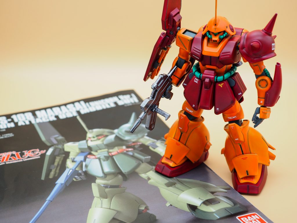 説明書と並べて。こうして見ると、元のグリーン系のカラーリングとは印象が全然違いますね。