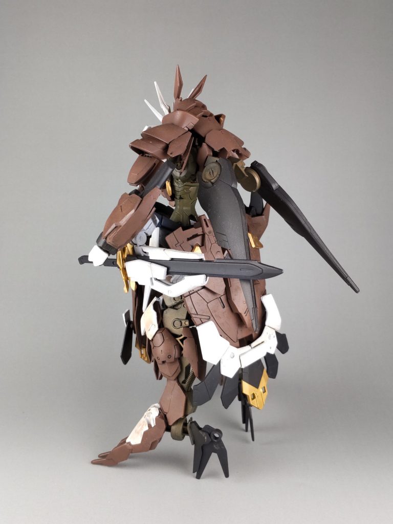 後ろ姿は少し気に入ってます。装甲の重なりをどうやって再現すればよいのか悩みました。