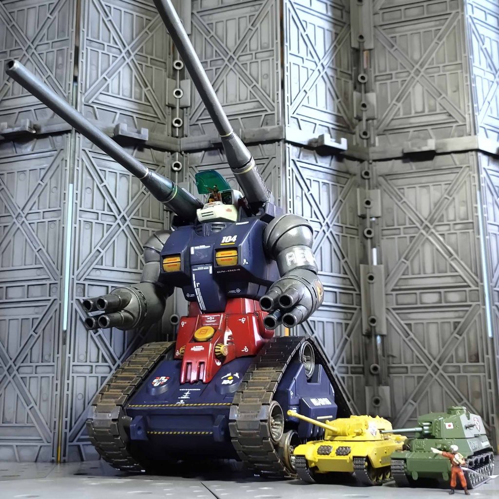 同スケール1/144の戦車を並べてガンタンクの大きさを強調