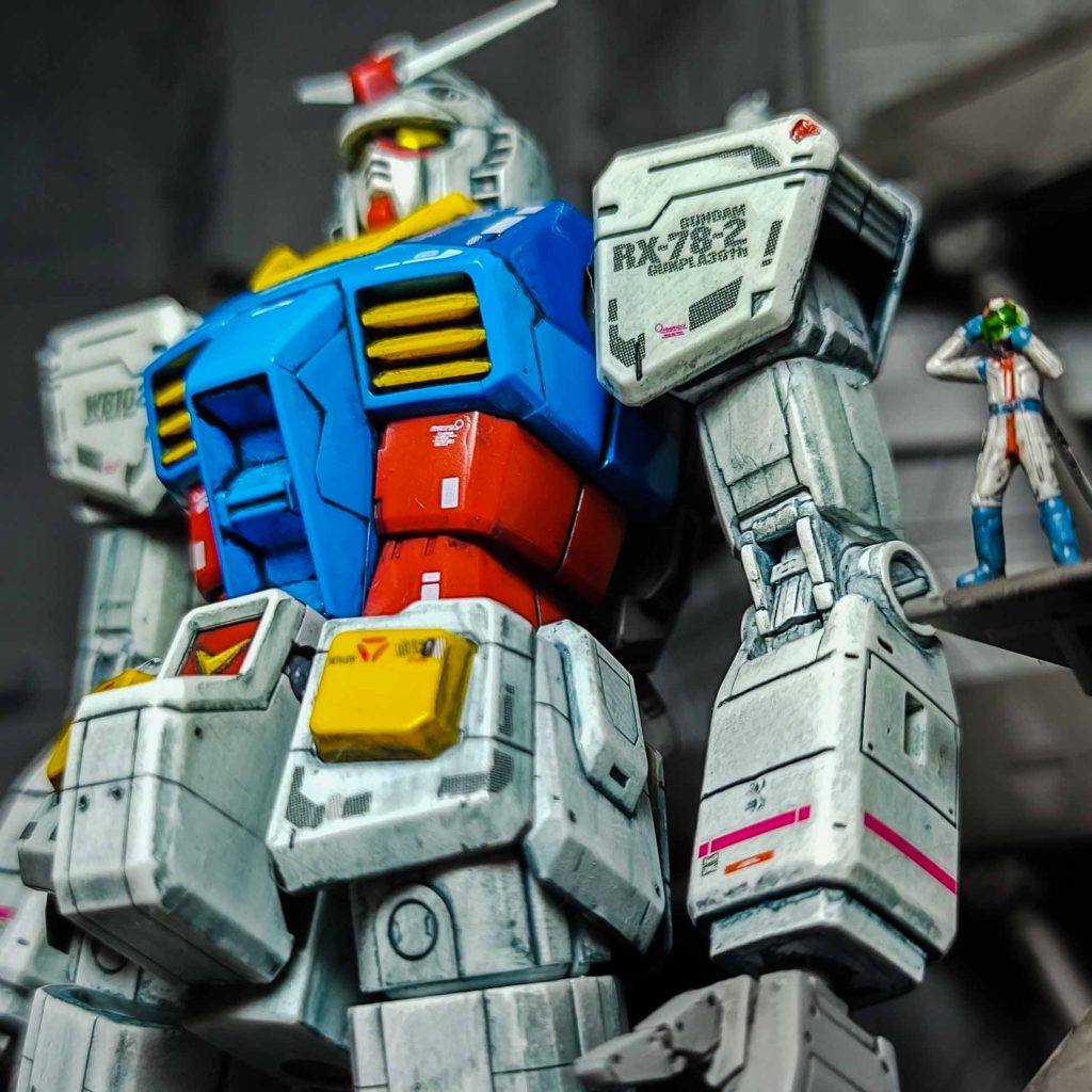 「1/144 G30thガンダム」と「ビルダーパーツ1/144フィギュア」を使いガンダムの大きさを表現…できたかな？