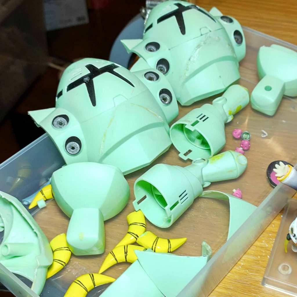 接着部分に溶剤を流し込んで可能な限り分解津波の泥が内部に入り込んで乾燥していたので洗い流し