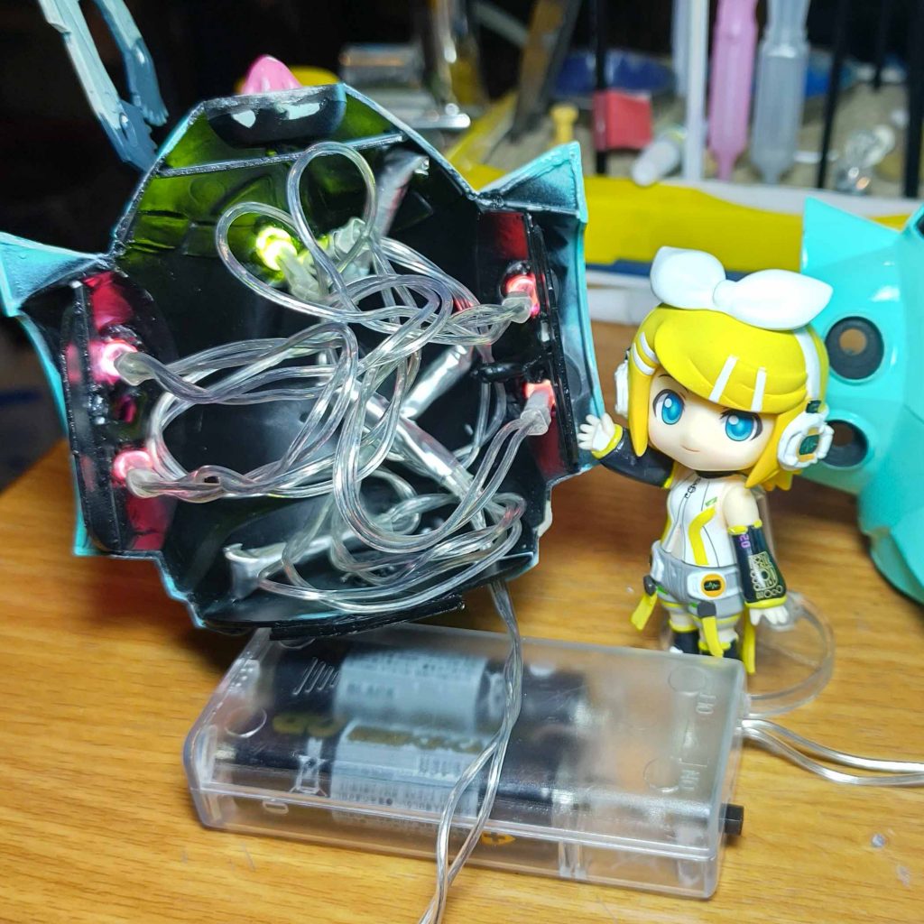 プラモシミュレーションで勝つ為に（妄想😅）100円で買ったイルミネーションLEDをメガ粒子砲とモノアイ部分に仕込んでみる。旧キットは内部がスカスカなので加工しやすい😍 