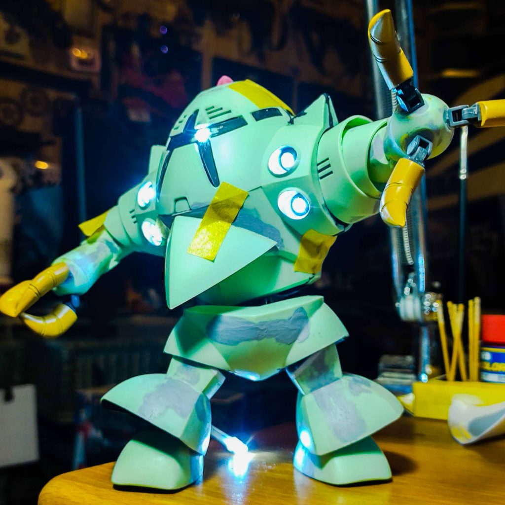 仮組みして動作確認と発光確認がすんだら、組み上げて塗装