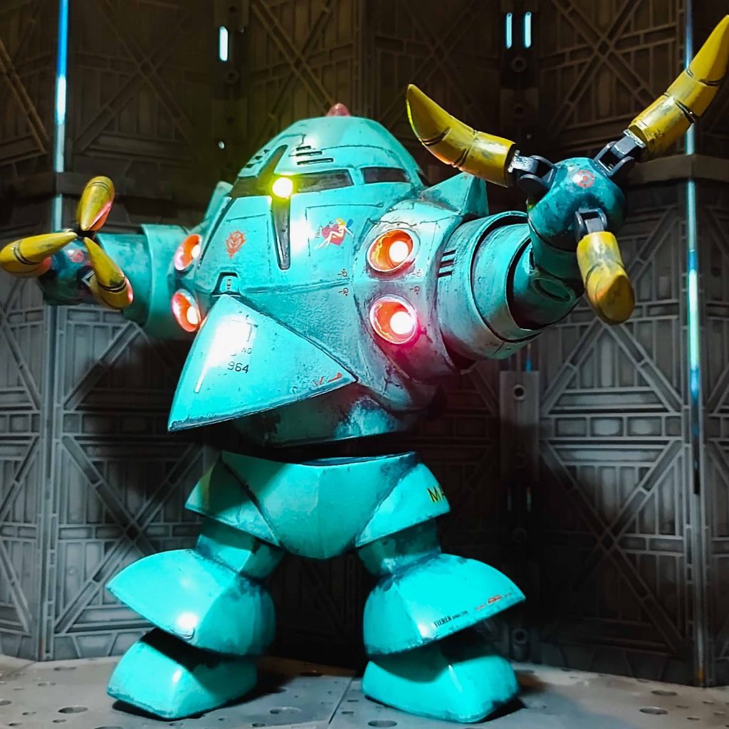 肩、腰、股、足首、爪をコトブキヤのジョイントを使い可動域を拡大100円のイルミネーションLEDを内蔵しメガ粒子砲とモノアイを発光させました 