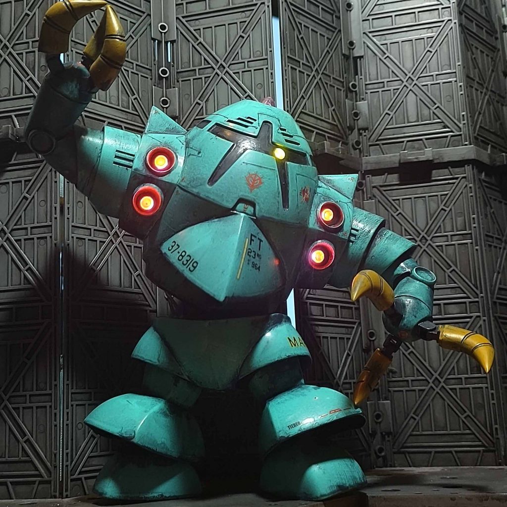 腰の捻りと爪の開閉でアクティブに！デカールはガンダムデカールと戦闘機用デカールを雰囲気で貼り付け 