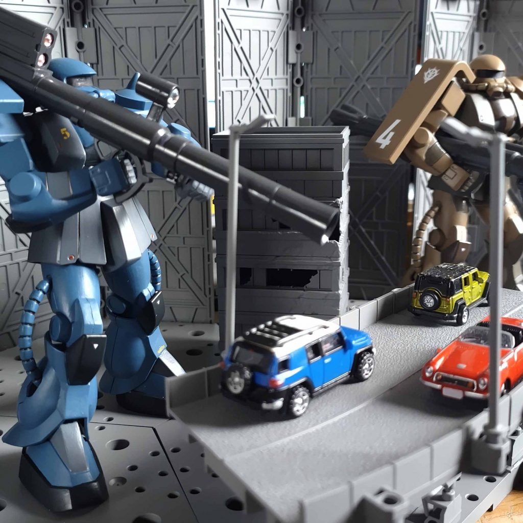 ミニカーを並べてザクの大きさを表現