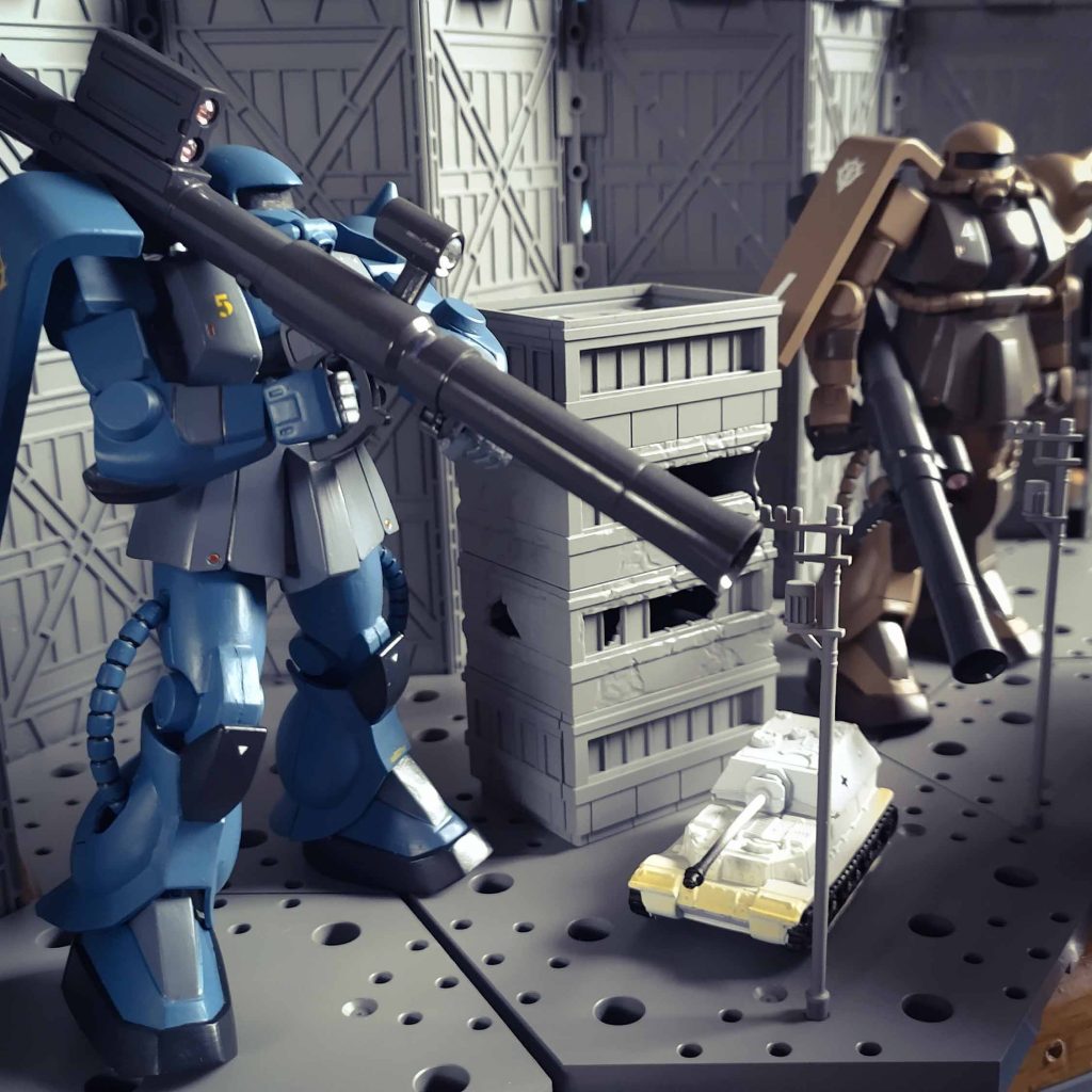 オリジン版ザクのバズーカを持たせる事で全体的なクオリティが高くなる！（気がする）カスタマイズシーンベース（市街地バージョン）に飾れば簡単ジオラマで楽しい😍