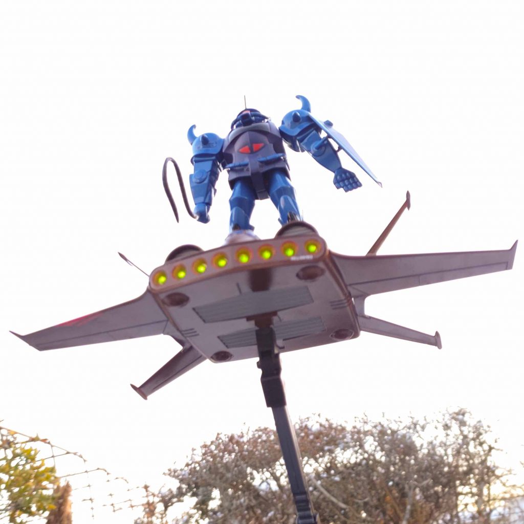 ドダイの下部にはアクションベースのアタッチメントを取り付け飛行状態を再現 