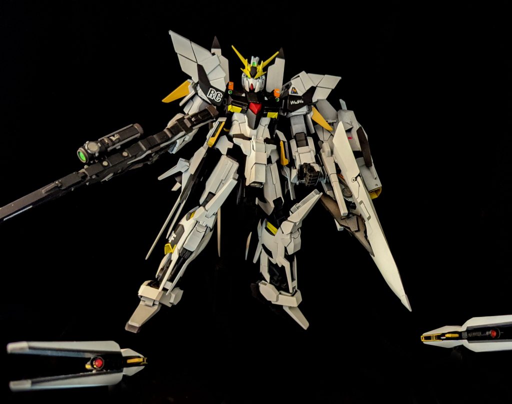 照準サイトの大型化、ファンネルのビーム発振器などを作りこみましたシールドを脇に構えられるよう、余剰のデルタプラス肩パーツを使って接続パーツを作りました膝はサーベル格納器と解釈して、シナンジュスタインからパクった柄を差せるようにしました