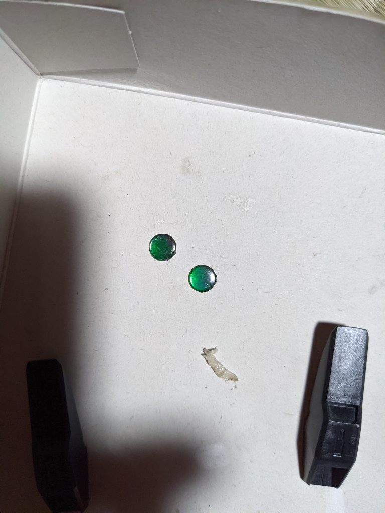 肘のパーツはクリアパーツの裏にミラーフィニッシュを貼りクリアグリーンを塗っています。光をよく反射してくれてキラッキラでお気に入りです。