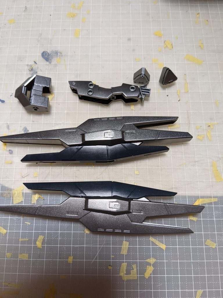 シルバーは2種類使用していて、バイクのシート部分とコンデンサにはガイアカラーのスターブライトジュラルミンを使用しています。ギラつき方が少し重かったですが、ツヤを消したら少し軽くなりました。ライフルのシールド等にはタミヤスプレーのシルバーを使っています。 