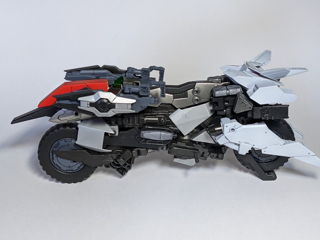 ほぼ本体となるマシンライダーベースの改造バイク。名前はクレイントルーダー。メテオホッパーを始めライトニングバックウェポン、リバーシブルガンダム等様々なパーツを組み合わせたミキシングバイクです。