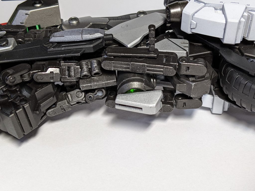 アリオスから移植した太陽炉を搭載しています。贅沢なSFSです。接着をしたのはフロントカウル相当の部分のみで、ほぼジョイント結合です。黒の部分は軽くですが、初めてドライブラシもかけてみました。