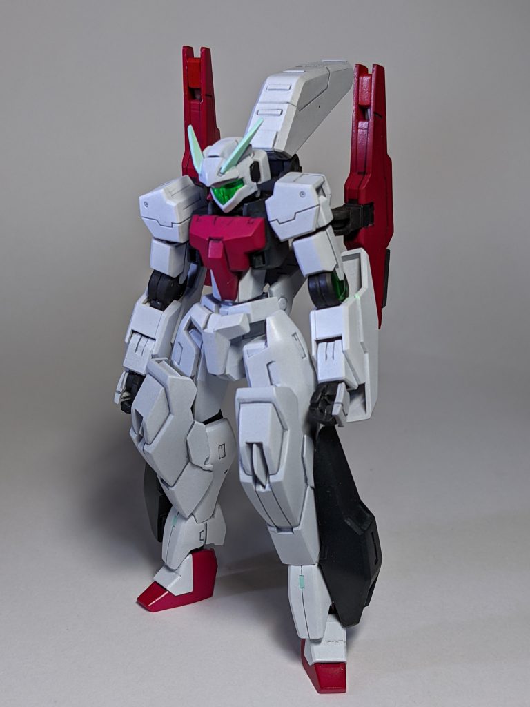 ライダーのGNアーチャーホーネット。略してガーネット。アリオスの腕やリバーシブルガンダムの装甲を追加して手足が太くなっています。バイザーで見えませんが、メインカメラの色はゴールドです。