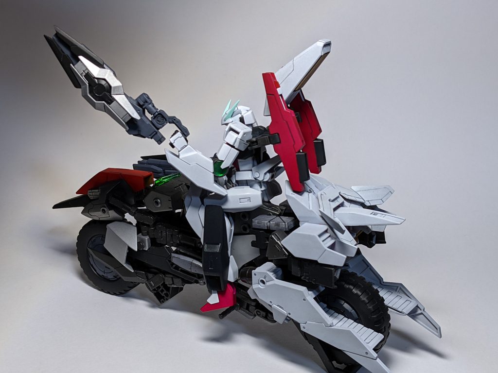 ハンドル兼用のビーム砲は取り外してビームライフルになります。戦闘スタイルはバイクに騎乗したまま走り回って撃ちまくるイメージでいます。またGNドライヴの恩恵で、宇宙空間でも走行可能な設定です。トランザムもバイク本体から起動します。