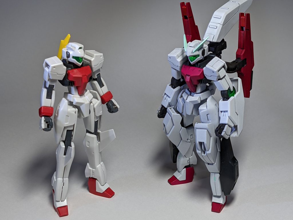 ベースとの比較。削らず盛ったので太ましさがマシマシです。赤の部分は白サフの上にマルーンを重ねています。アンテナは水性ホビーカラーのペールグリーンです。