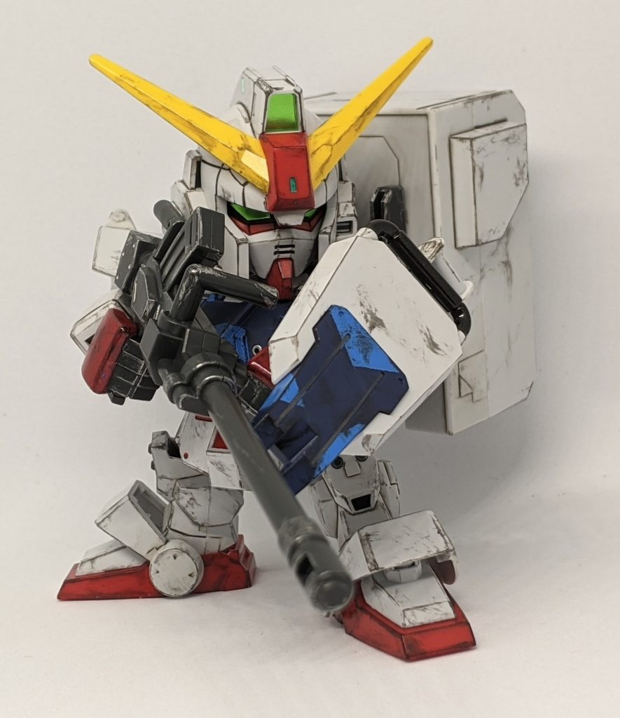 特に180mmキャノン砲は可動が狭いSDフレームのまま両手持ちさせるのはコツがいると思います。