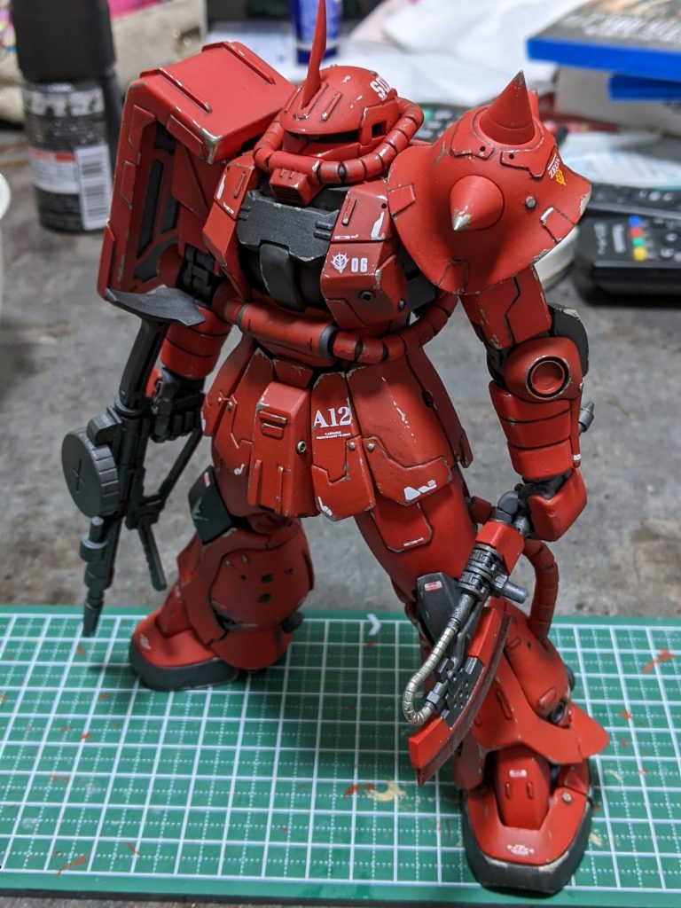 前作のグフ同様に、マッチョを目指してたのですが、ザクじゃなくなってしまいそうな気がして、ソコソコにプラバンペタペタ貼り付けて、これがかなり心折れそうになってましたが、なんとかここまでたどり着きました(≧▽≦)