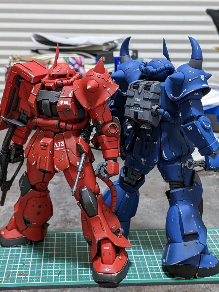 顔は、ひさし延長、上下幅詰め、口？デカくしてます。前作のグフ後ろ姿と2ショット(≧▽≦)