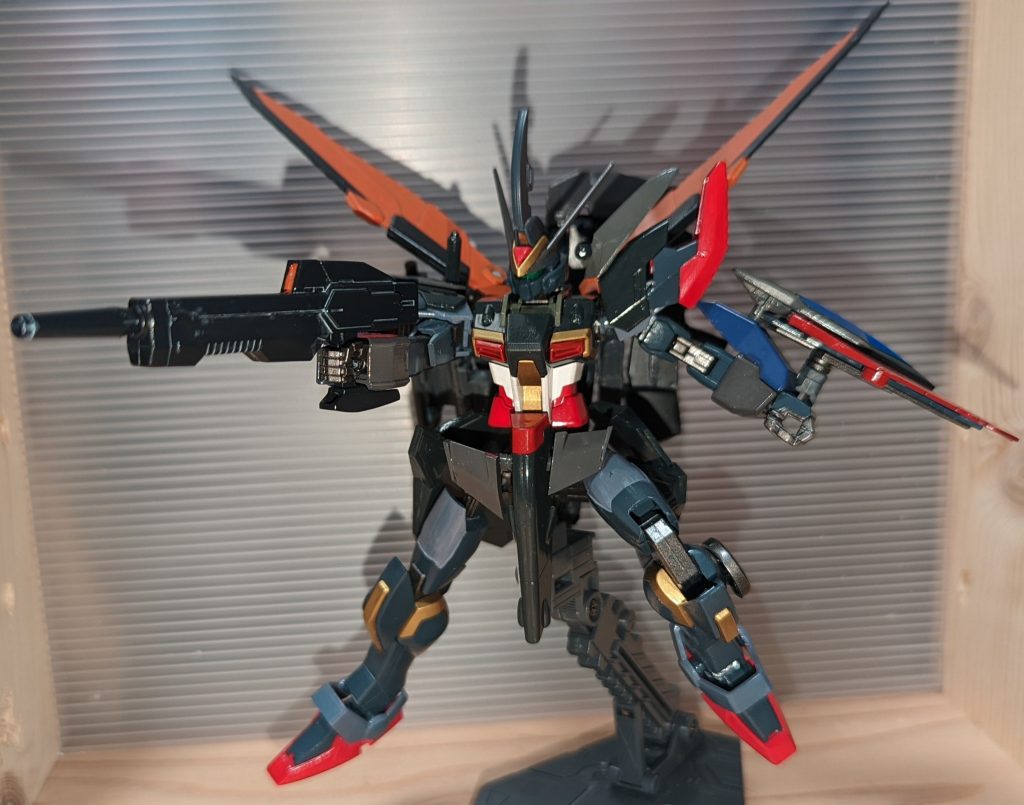 MPI74-R1ビームライフル、出力調整が出来、マシンガンモード(MM)、ショットモード(SM)、チャージモード(CM)がある。MMでは射出した反射シールドに向けて撃つ事で、単騎での十字砲火が可能となっている。