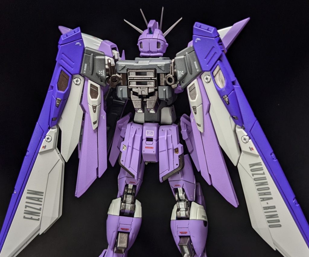 背面。翼に機体名とパイロット名を入れてみました。