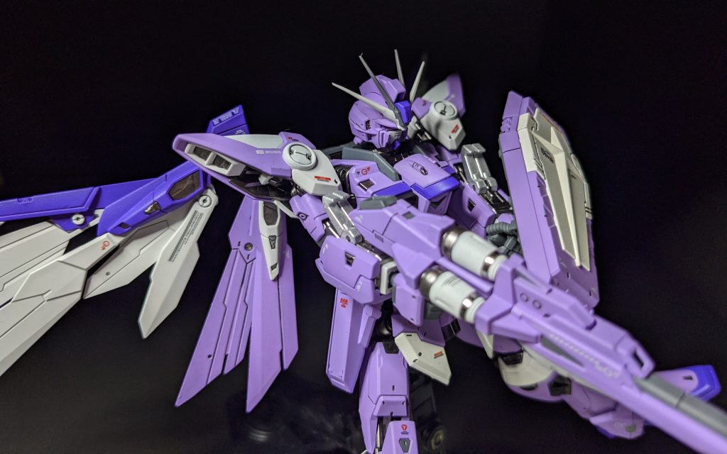 翼の展開はとてもかっこいいのですが、動かすと塗装が剥げて絶望します……。