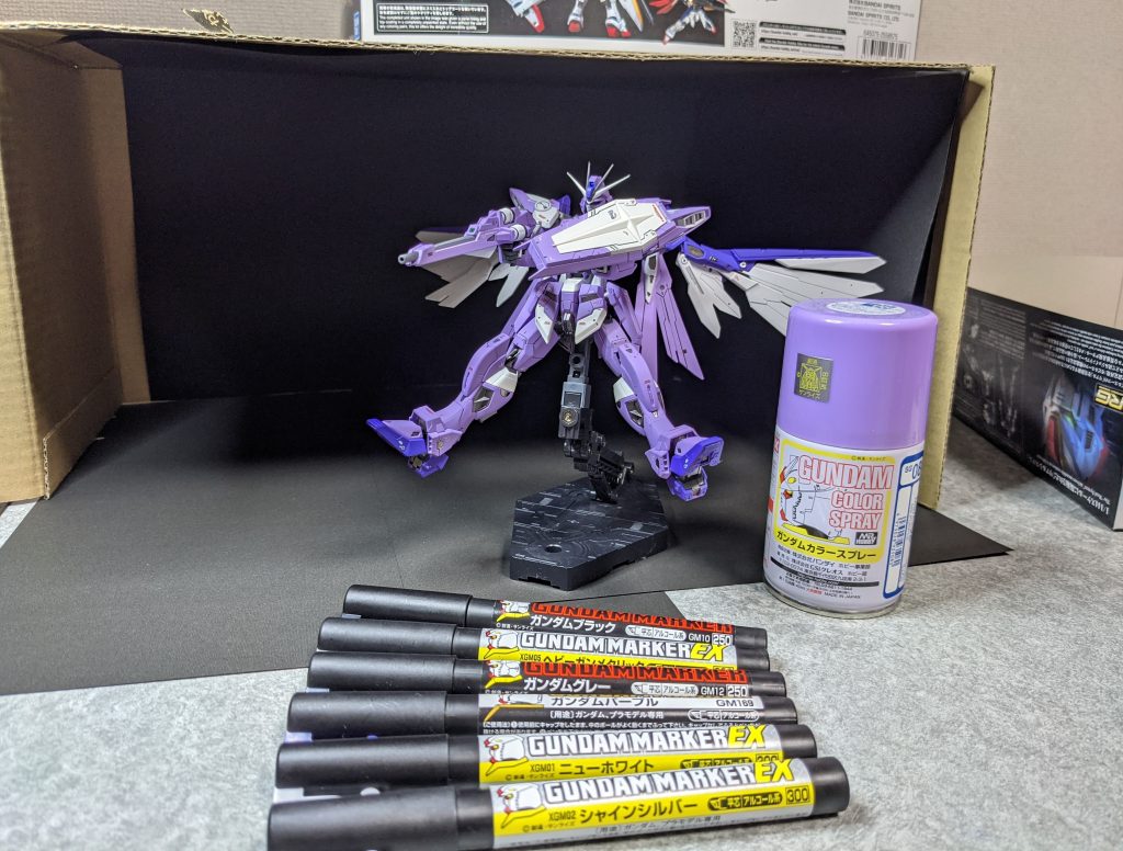 MSパープルだけスプレーであとはガンダムマーカーエアブラシです。デカールは主にRGデスティニーのものを利用しました。初RG、初ミキシング、初全塗装でしたが、RGのパーツ精度が良すぎて塗装するとはまらなくなる等、良い経験の連続でした。1ヶ月以上かかり、バトローグ最終回より後の完成となってしまいましたが、個人的にとても満足です。余談ですが、「ＧＢＮコンだ！やった！」と思ったら対象がビルド系キットのみでしょんぼり。