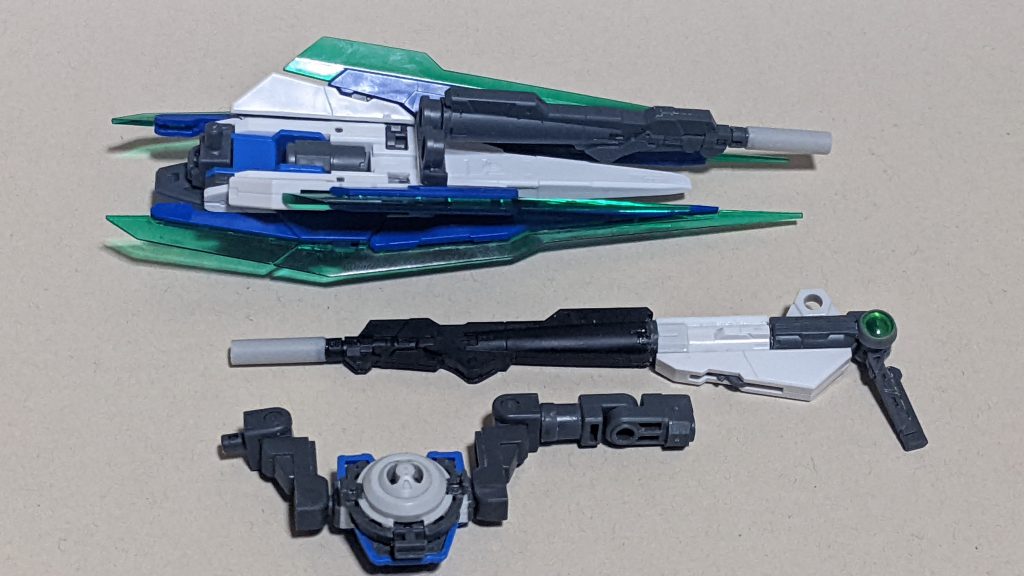 今回の大改修ポイントその1前回掲載したGNドライブ右のGNソード用マウントアームを左にも増設。更にジョイントパーツを組み合わせたアームを作成。左右対称のアームになったのでバインダーは右に取り付けることも可能になりました。バインダーは新しく用意できたのでGNガンソードに付けていたソードビットはバインダーに接続。正直ガンソードは作ったまではいいけどマウント時に後ろ足によくぶつかる、マウントアームを動かすとあちこち引っ掛かる等厄介だったので、銃として引き抜いてあとからソードビット接続でも良いかと。ライフルバレルにはウイングゼロカスタムのツインバスターライフルのデザインを参考にプラパイプでバレル先端を大型化。GNガンソードにはWAVEのバーニア7mmとHアイズグリーンの5mmレンズを組み合わせたコンデンサを追加しています。