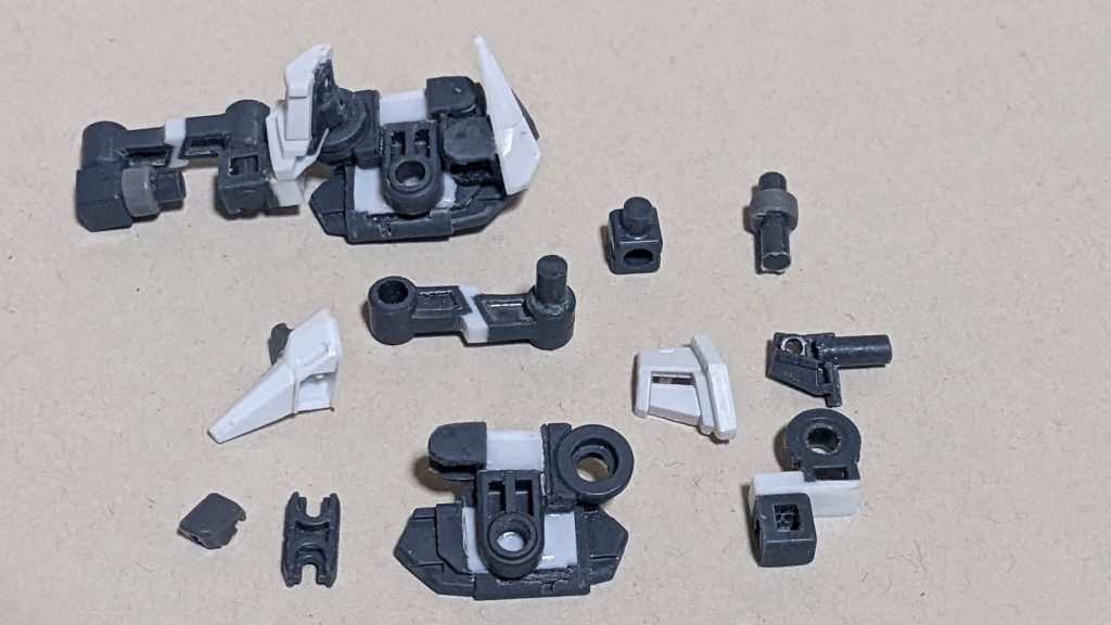 接続ピンの変更に合わせて腰パーツは作り直し。こちらも前回のものと比べると、プラスチックの塊を削り出す作業が減って調整しやすくなりました。今回追加で使用したものはタミヤの3mm角棒、WAVEのプラパイプ、バーニア、Hアイズグリーン、アームアームズのジョイントパーツ。その他の部分の改修は前回の投稿したものと同じです。それにしても、スカルウェポンのジョイントパーツの在庫がなくなったので過去制作のジャンクから切り離して再利用していますが、もっと再販してもらえないものか。