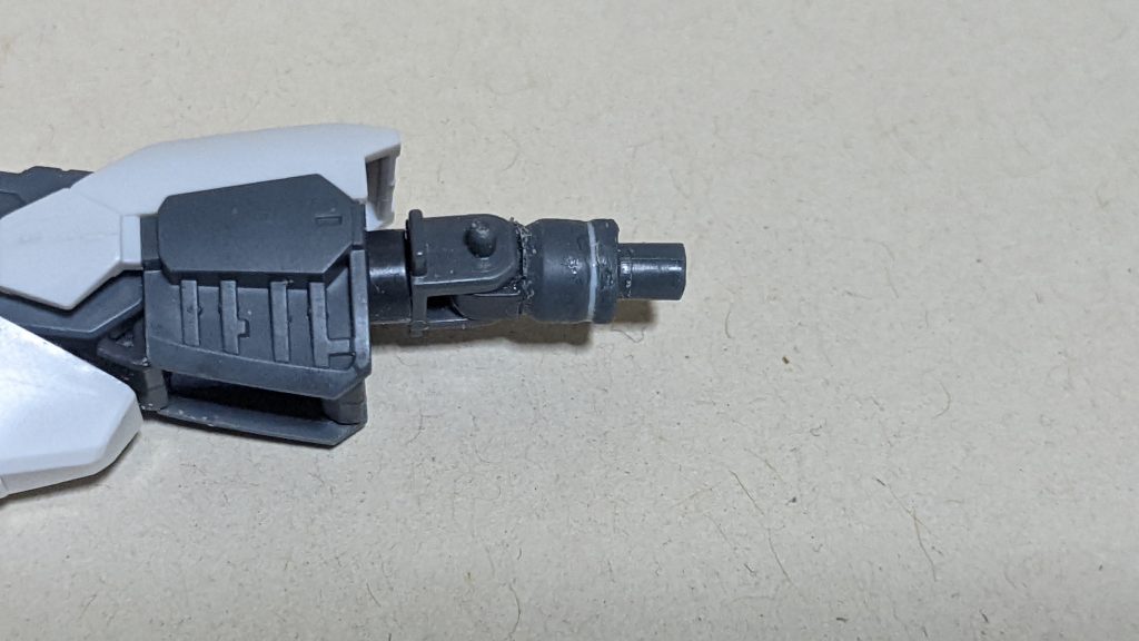 今回の大改修ポイントその2アドバンスドジョイントの加工を最小限で前回の改造と同等以上の運動性を稼げるようにしました。MGの構造を参考に、股関節の接続基部を切り離し、ポリプロピレン対応瞬間接着剤で切り離した基部を固着。0.5mmのプラバンで慣らした断面の接着面積を増やしつつ、ジョイントパーツのピン部分を接着。接続部分のみの改修となるため、RGの外装は無加工で取付可能な上、前回加工した太ももの外装もそのまま付けられます。また、前回は泣く泣く接着してオミットした粒子供給ケーブルのスライド部分も復活しました。エクシアの股関節外装を使用したので一応GNショート&ロングブレイドも取り付けられますが、これ以上ゴチャゴチャすると動けなくなるので接続ピンは使わない予定。動きも阻害するので切り飛ばすか検討中。