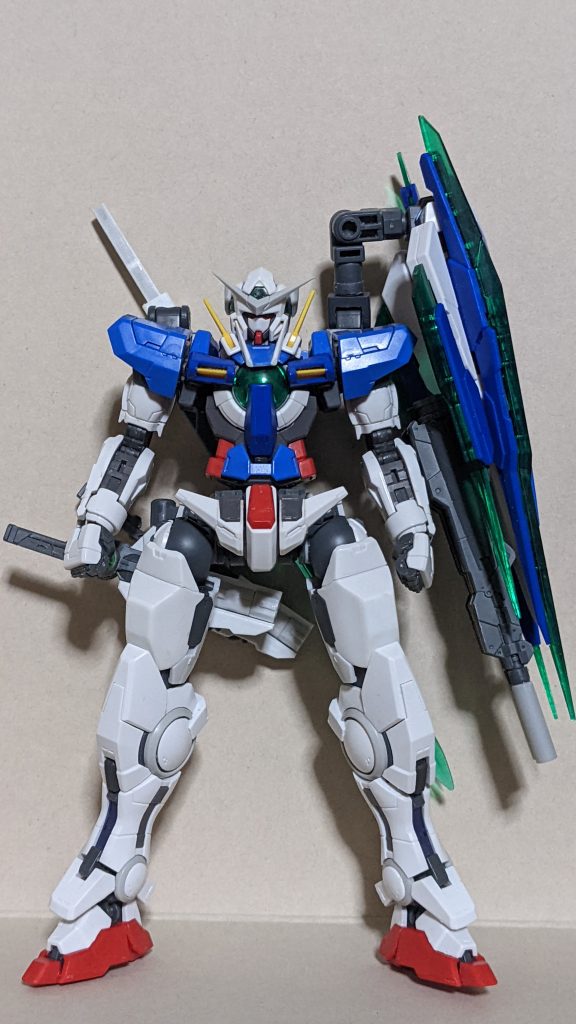 見た目で変化が見えるのはシールドバインダーの接続アーム。クアンタのアームは自由度に限界があったことと強度に不安があったため、思い切って1から作り直しました。シールドバインダーの位置を上げることができたため、ライフルバレルの追加で更に大型化したバインダーがあってもシルエットが整い、左腕の可動域も増しています。