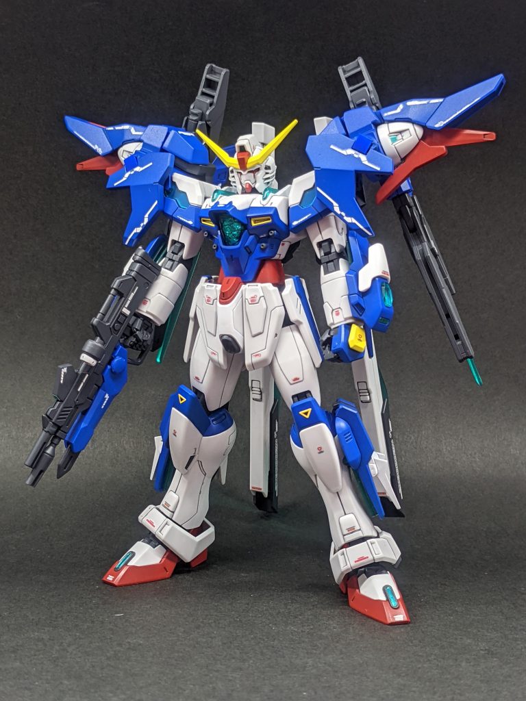 ダブルオーガンダムをイメージしたツインドライブのシルエット、コバルトブルーメインのトリコロールカラーにしました。手の甲、角や肩ウイングの色など、デスティニー要素も多めに取り入れました