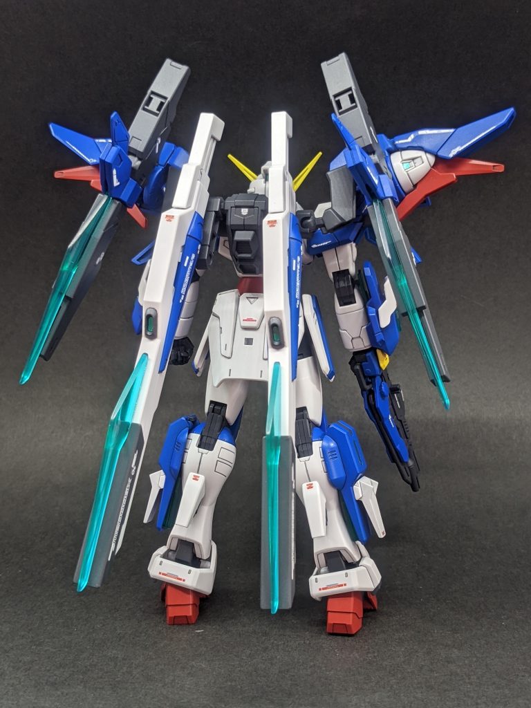 フリーダムの翼を廃し、ダブルオースカイメビウスのメビウスドライヴユニットを移植。移植はバックパックにボールジョイントをはめ込んだだけです。背中のクリアパーツはAGEIIマグナムのFファンネルを削って移植