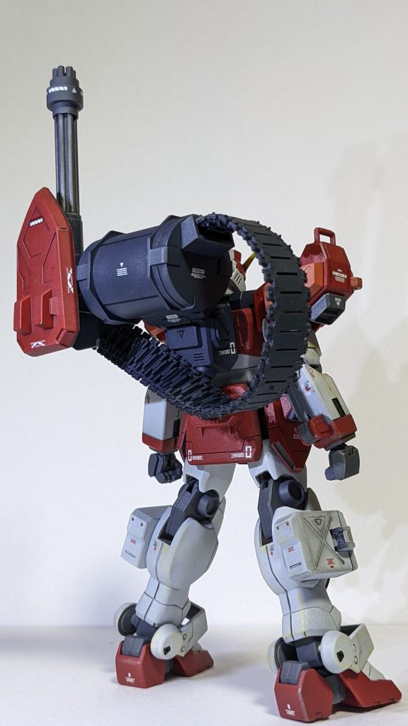 市販パーツでアーリータイプの大型マガジンっぽくしてみました。給弾ベルトは戦車のキャタピラのゴムパーツを使っています。武器がビームガトリングなのでイメージ的には大型プロペラントタンクといったところでしょうか。