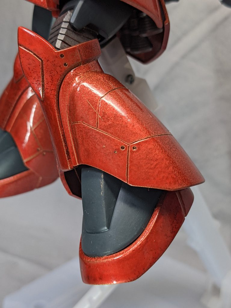 スジ彫りはMG準拠。当初タガネで苦戦していたんですが、「NTカッターのが直線やりやすい」と何かで読んで、そこからは割とスイスイ進みました。