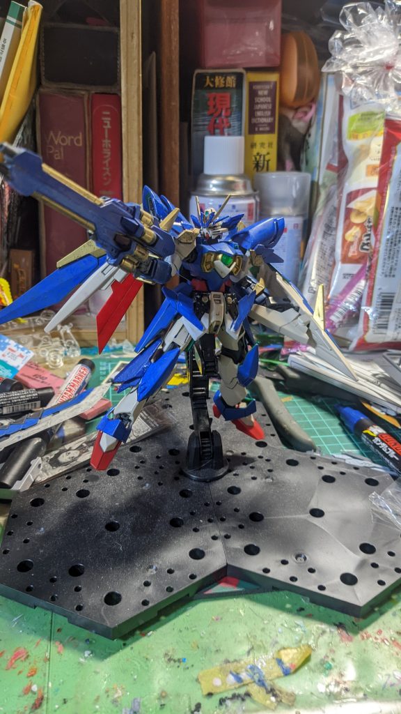 主武装ダブルバレルバスターライフルカスタム。 ガンダムフェニーチェリナーシタのバスターライフを2個つかって制作しました。エネルギー処費率が高いためエネルギーパックを3つ追加し、合計6になっている破壊力は従来型より3倍の威力!