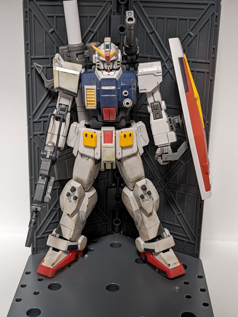 そもそも、MSを製造するためのラインはあっても、補修用部品のためのラインはほとんどなかったのではないか。あったとしてもそれはガンダムのためであったり、ジムのためであったり、作戦上の特別な理由がある場合に限られているのではないか。そしてMSが作られなければ、余剰や、規格外となる部品もでなかったのではないか。或いは、逆に言えばMSを作るために必要以上の数のパーツが作られ、不採用品もかなりあったのではないか。陸戦型ガンダムがRX-78の余剰・規格外品を流用して出来ているという設定から考えてみると、規格外であっても無駄にせず使うという努力は行われていたようですが、それ故に補修部品としては数が少なかったのではないかなーと思ったのです。