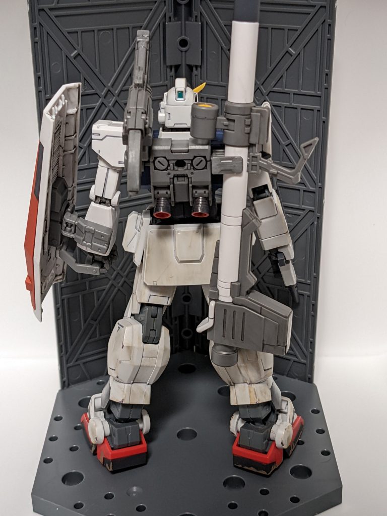 で、考えたのが「修理部品がなかなか受領できず陸ガンが直せていない部隊が墜落したミデアの積み荷をたまたま回収したら、それはホワイトベースに届くはずのものだった。しかしほとんどが破損していて、使えるものを集めたら半壊した陸ガンを直せた」という設定です。なので、ガンダムのパーツは新品だからキレイなままだけど、陸ガンは汚れているという表現になったのでした。これによりウェポンラックという特徴を捨てるに至りますが、だったらガンダムでいいのでは・・・?とかいわないように!