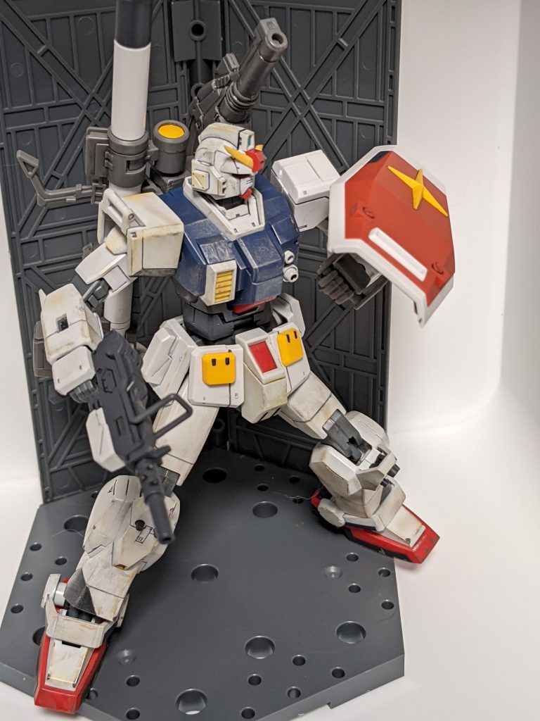 ランドセルは無改造で取りつけられます、と言いたいところですが、陸ガン胴体に邪魔なでっぱり板がくっついていたので切り飛ばしています。これさえやれば無改造でドッキングです。無改造とは一体うごごごビームサーベルラックは外して、バズーカラックを変わりに取り付け。これは間違いなく差し替えただけでいけます。まぁビームサーベルはふくらはぎに格納されてますからね。肝心のウェザリングですが、今回使ったのはタミヤのウェザリングマスターとガンダムマーカーのリアルタッチマーカー、足元の泥汚れをウェザリングスティックで。ドライブラシも多少していますが、このへんはノープランだったので次回やる時はもう少しやり方を学んでから再挑戦したいところ。少々汚し方が大人しかったかもしれない。