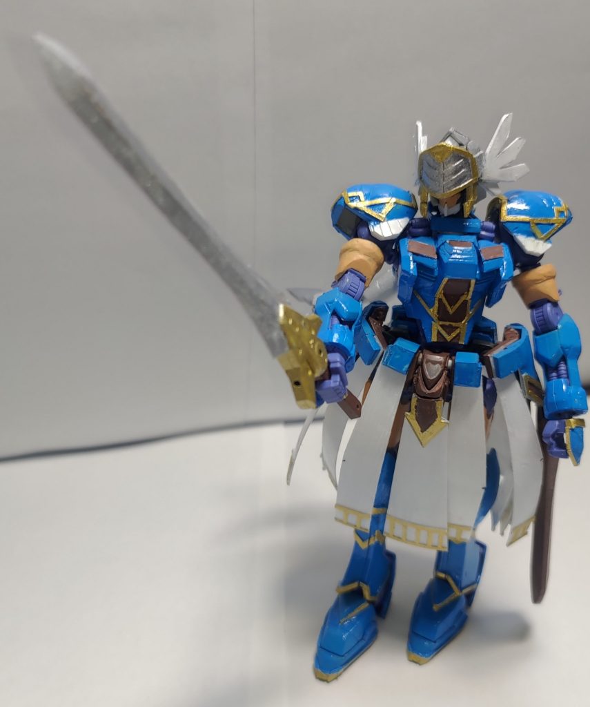 主兵装は両刃の剣「プルソンソード」です。バエルソードと同じ特殊超硬合金で作られています。特に特別な機能はありません。腰部の白い装甲は、衝撃を受けると硬質化する特殊な素材にナノラミネートコーティングをした試作装備という設定です。