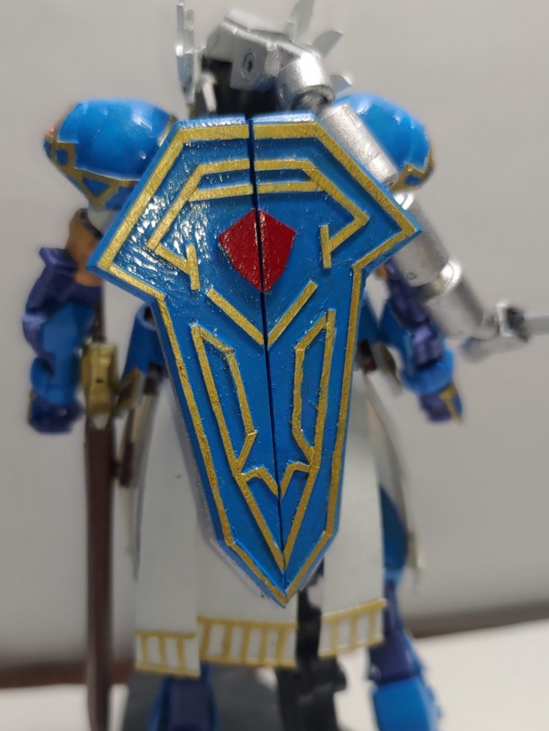 スヴァリンは背面に装着します。髪の毛のように見えるのは、フレキシブルアームです。基本は、両刃ナイフのようなものをつけておりますが、アームとして使用可能なため、なんでも保持することができます。