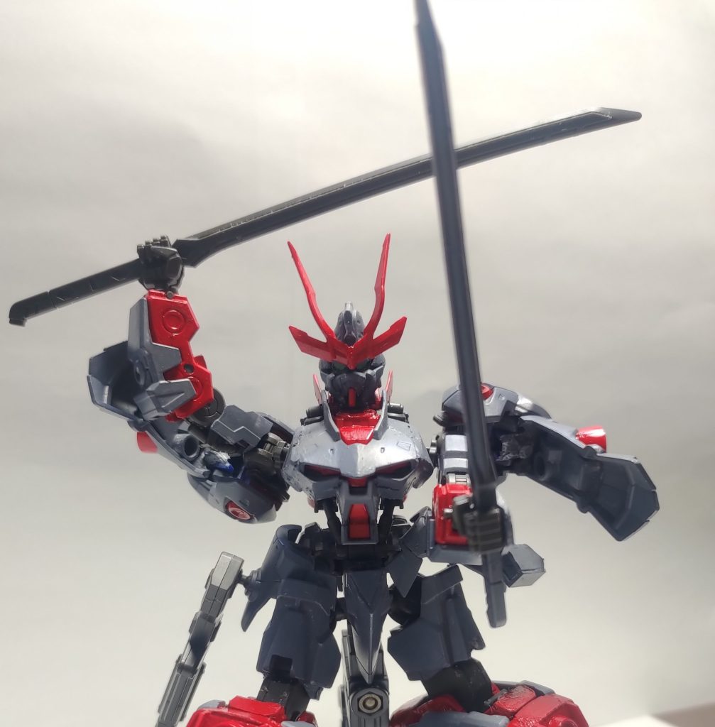 剣道の二刀流のポーズを真似てみましたが、関節の都合上「ダイテンタ」を正面に構えられないため、恰好が決まっていないですね。