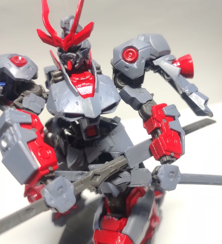 日本男児たるもの、刀は二本です。きちんとした鞘ではありませんが、「ダイテンタ」は脇差の位置に装着されます。抜刀もカッコよく決まればよかったんですが、配置の都合上ここまでしか引くことができません。