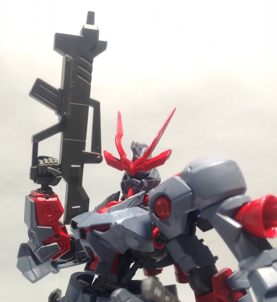 誇らしげに、マシンガンを上に向けているのが何とも言えない画像です。