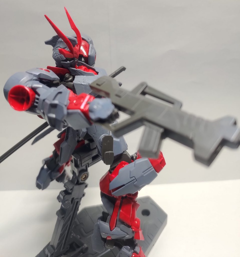 射撃兵装は、汎用のマシンガンになります。見るからにアスタロトと同型のマシンガンです。基本的に、刀でぶった切るタイプの機体ですが、国土防衛の観点から携帯しています。